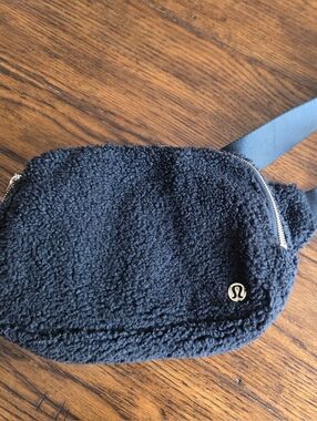 Lululemon Black fleece Belt Bag 2L